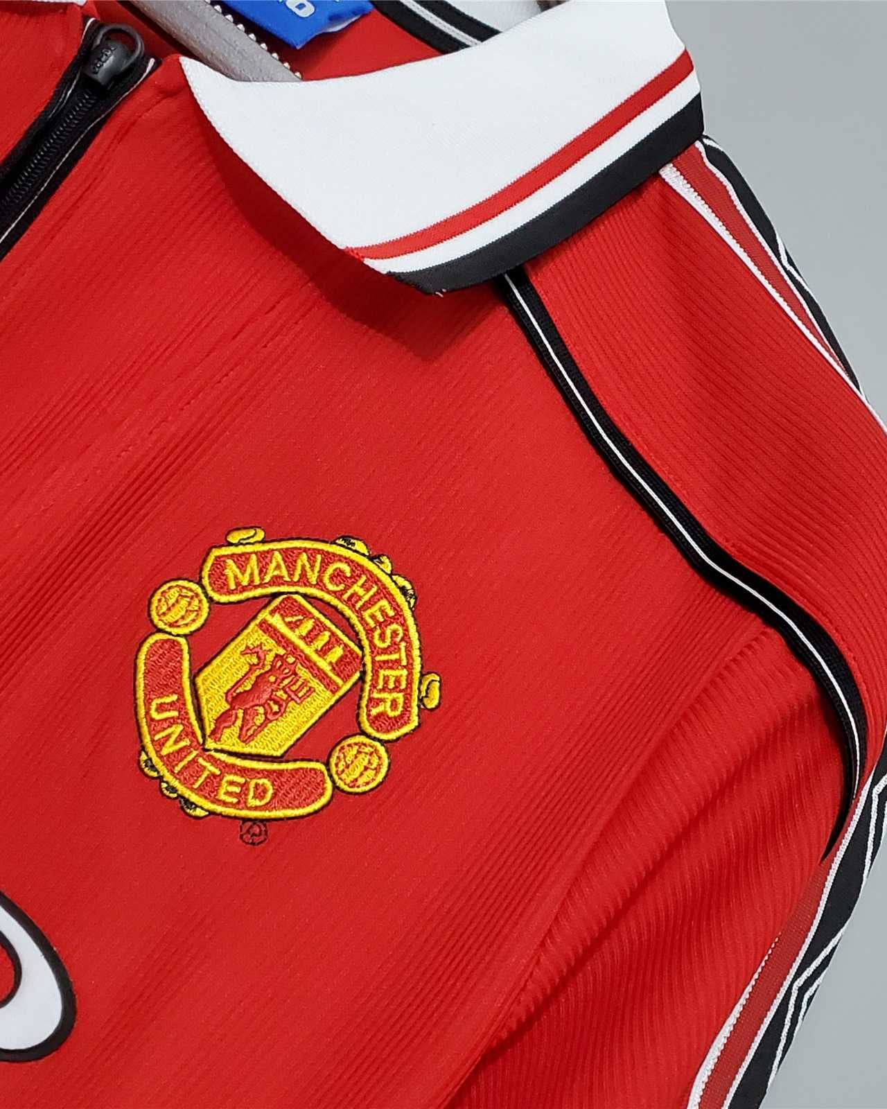 Dettaglio stemma Manchester United su maglia home 1998/99