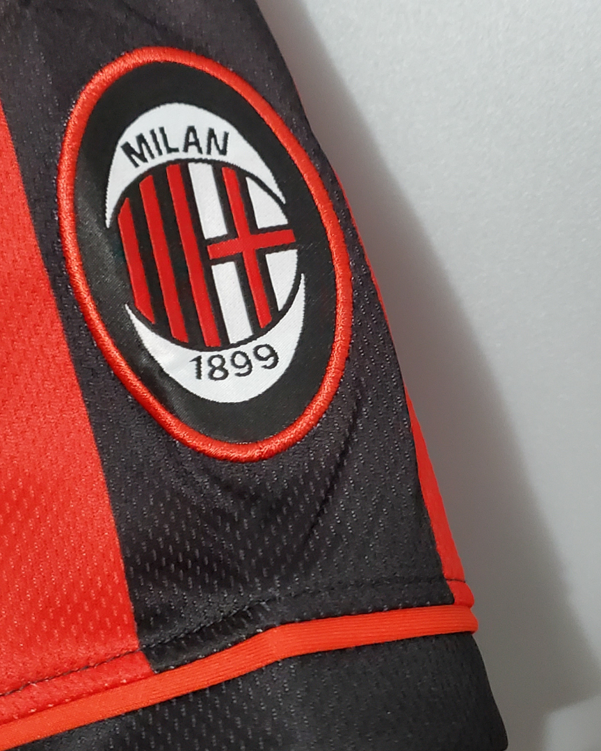 Dettaglio stemma Milan su maglia home vintage 1996/97