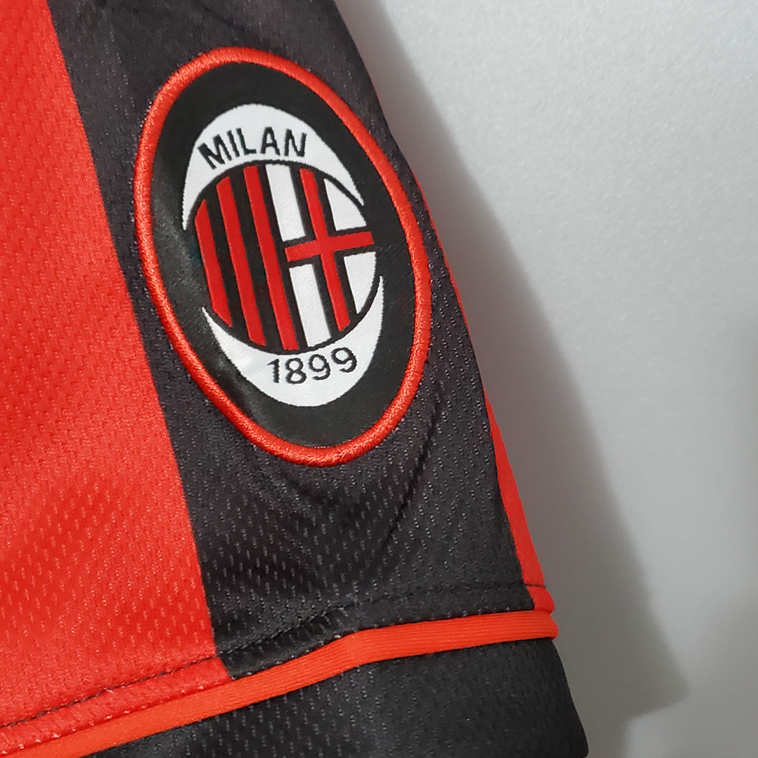 Dettaglio stemma Milan su maglia home vintage 1996/97