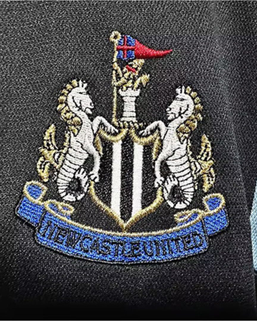 Dettaglio stemma Newcastle United ricamato su maglia away vintage 2000/01