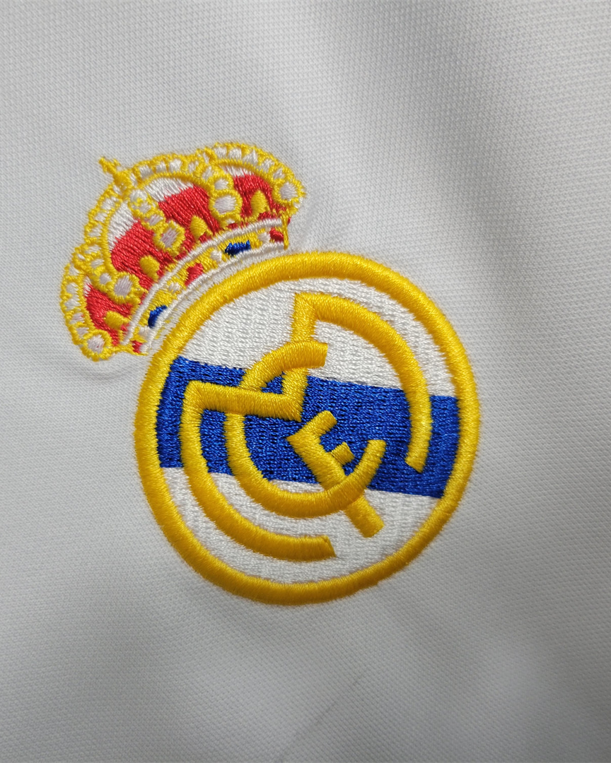Dettaglio stemma Real Madrid ricamato su maglia home vintage 2000/01