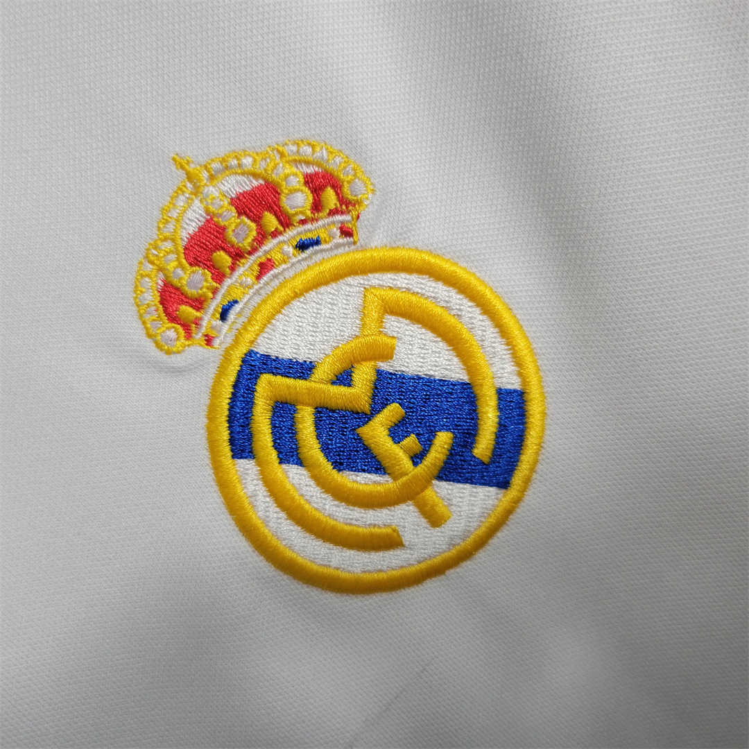 Dettaglio stemma Real Madrid ricamato su maglia home vintage 2000/01