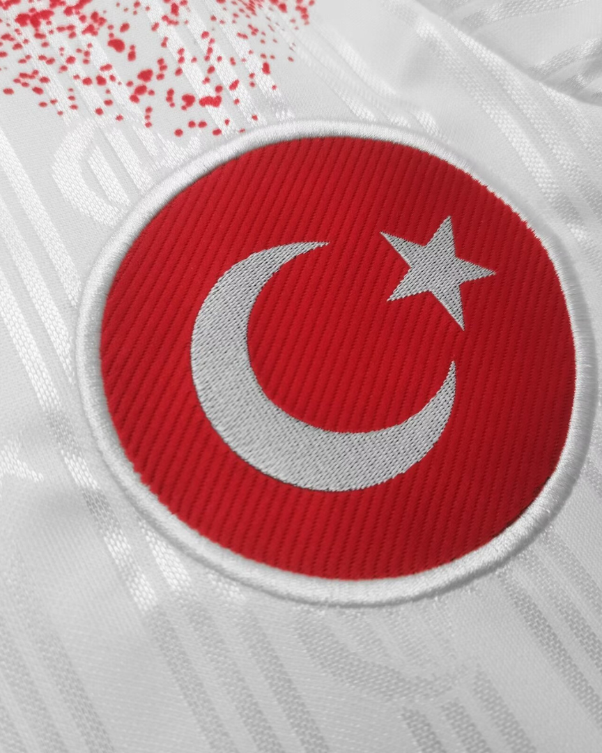 Dettaglio stemma mezzaluna e banda bianca su maglia Turchia 1990 away