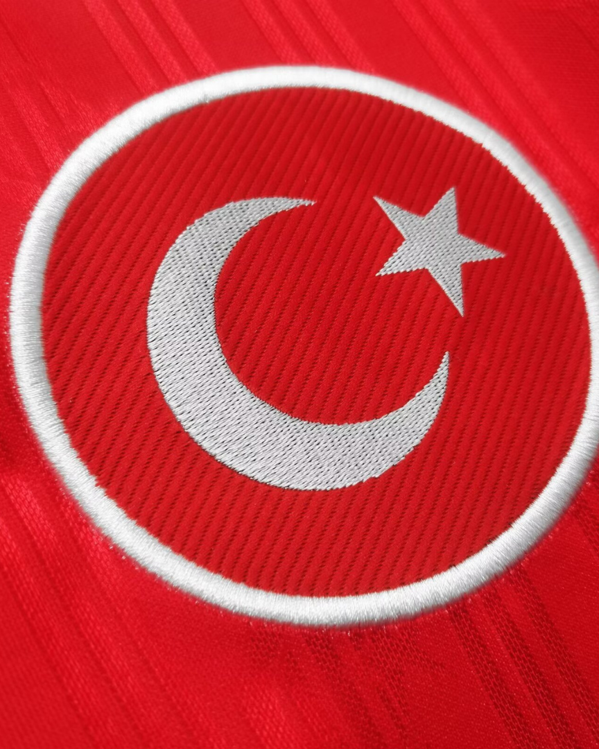 Dettaglio stemma mezzaluna e banda rossa su maglia Turchia 1990
