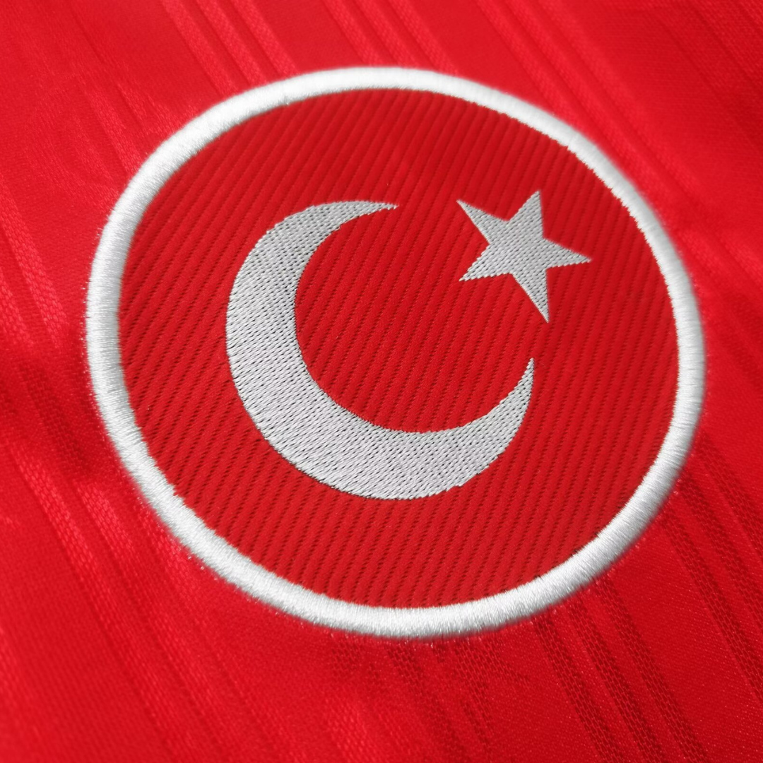 Dettaglio stemma mezzaluna e banda rossa su maglia Turchia 1990