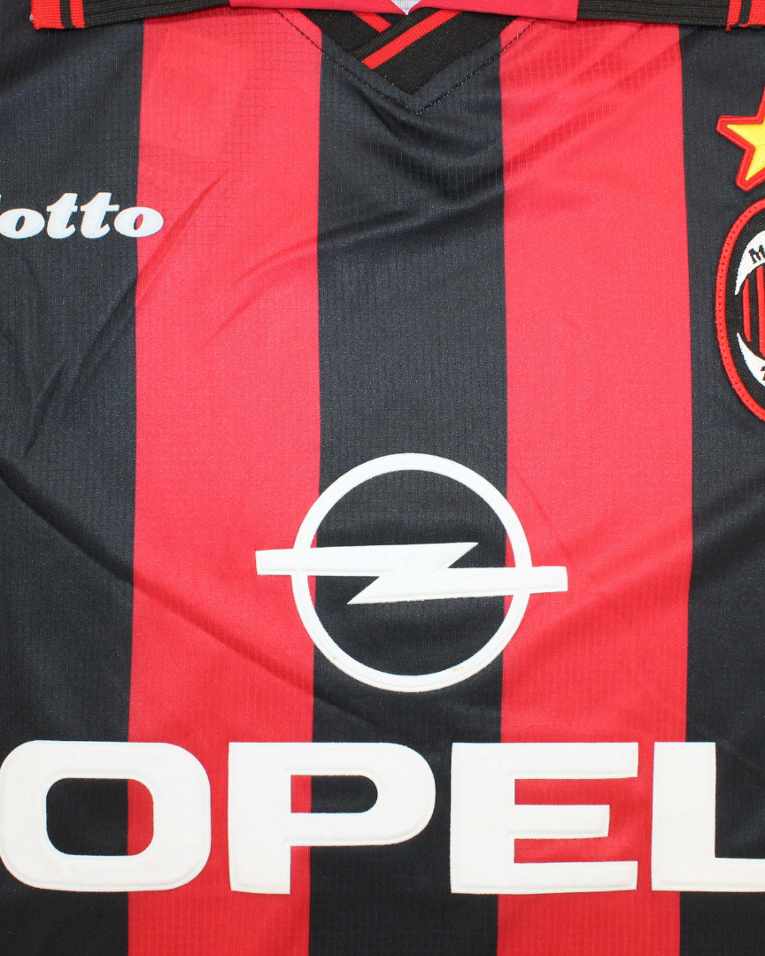 Dettaglio strisce rossonere maglia Milan anni 90 loghi