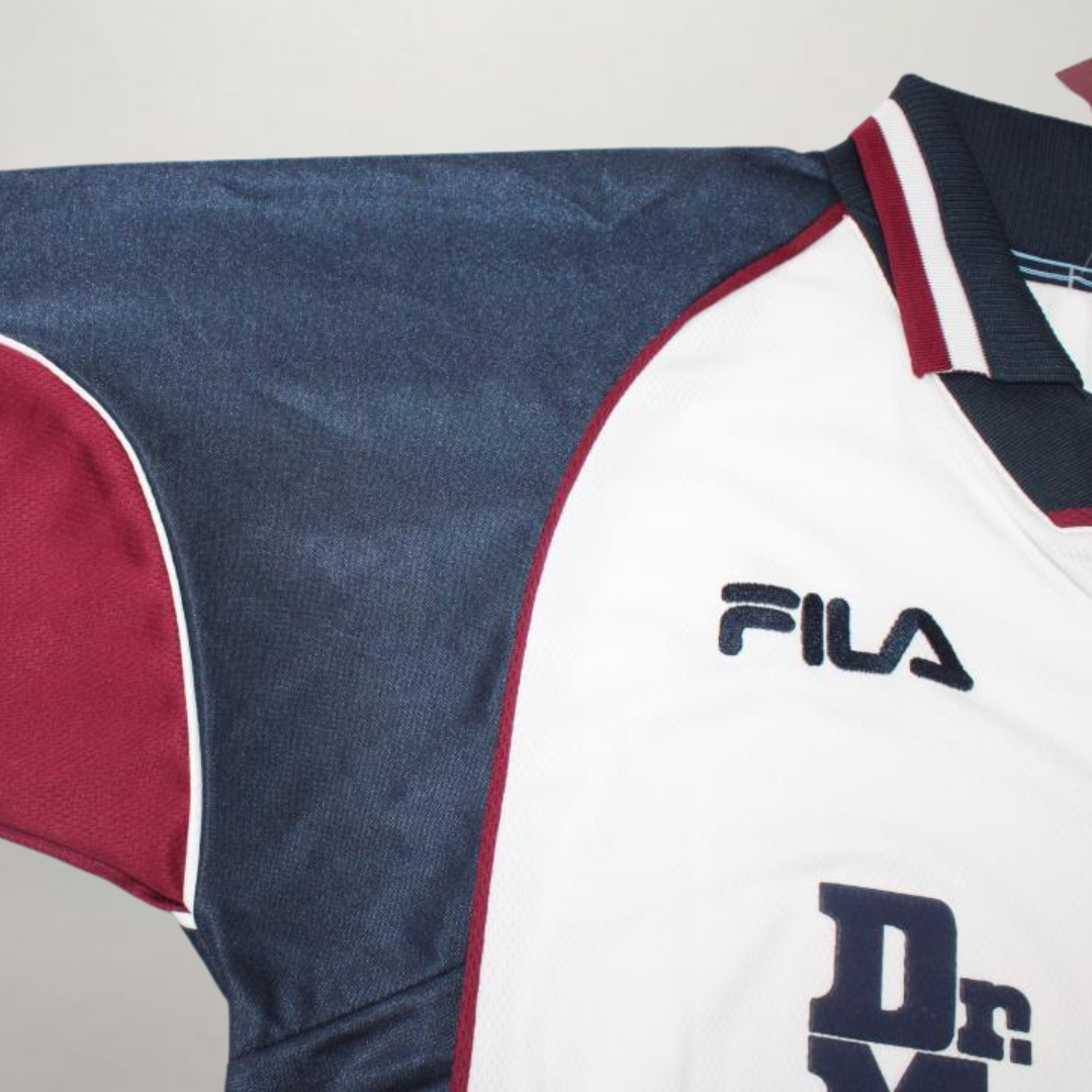 Dettaglio tessuto e logo FILA maglia West Ham 1999/00