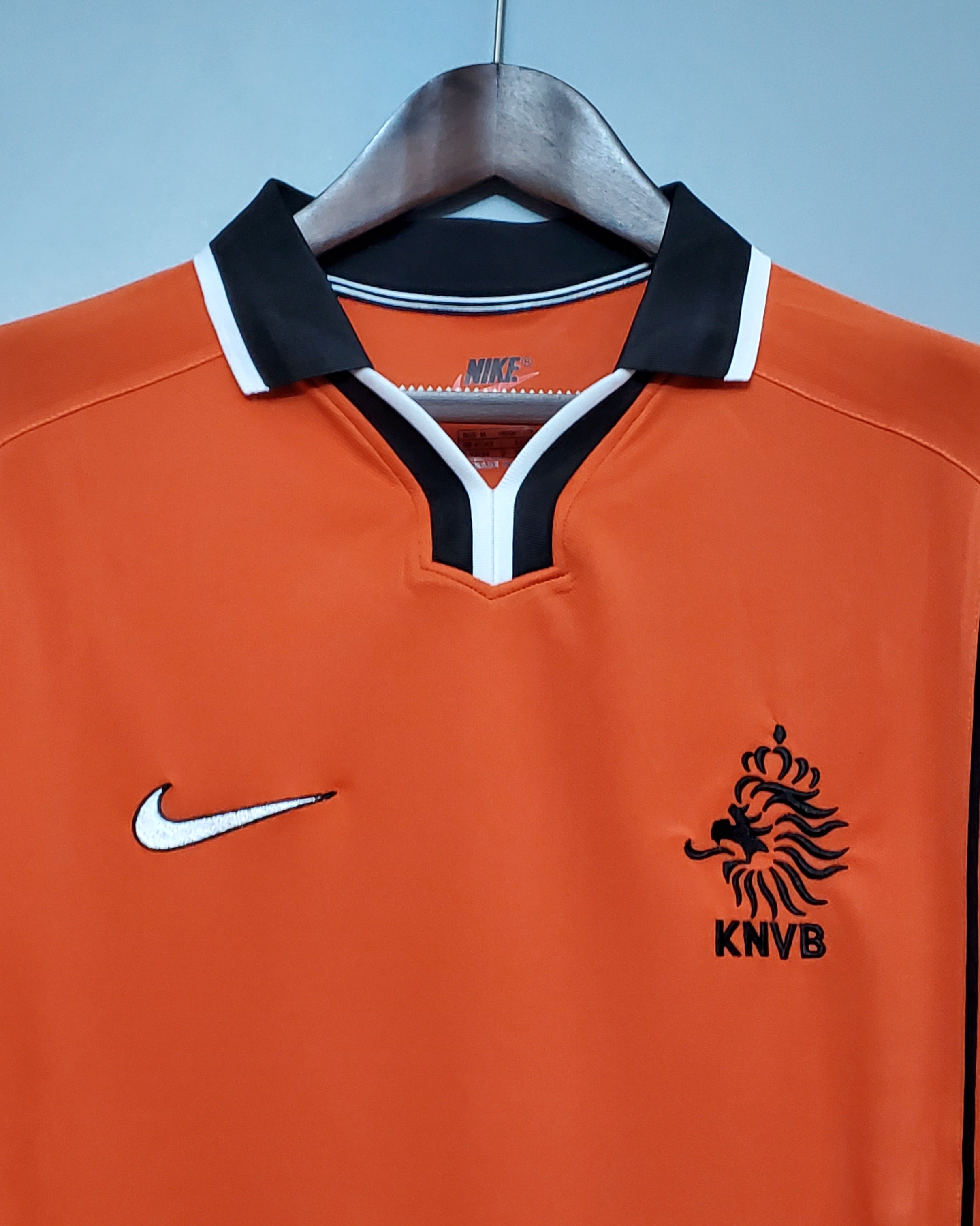 Dettaglio tessuto e logo maglia Olanda 1998