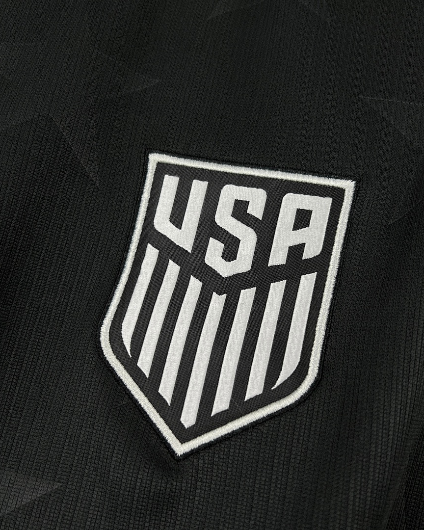 Dettaglio logo su maglia USA 2026