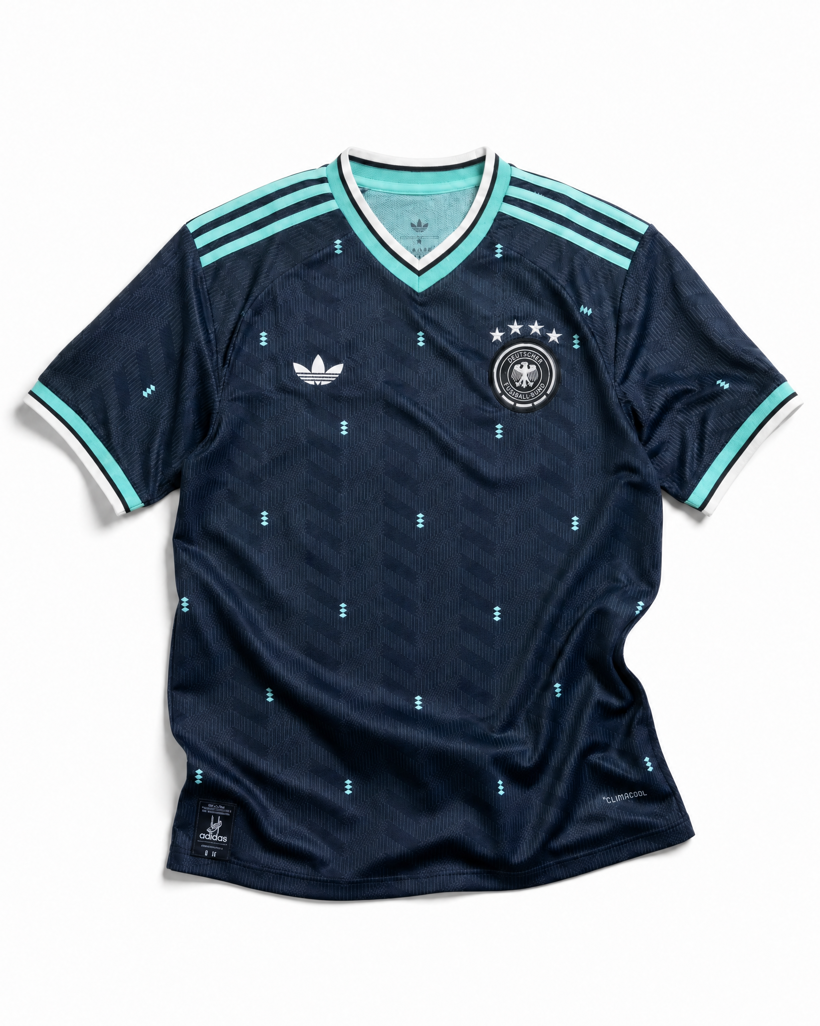 Fronte della maglia away della Germania 2026 verde scuro con dettagli menta sul colletto e stemma ricamato sul petto