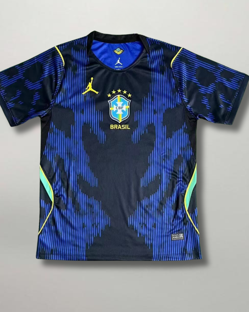 Fronte della maglia away Brasile 2026 blu con grafica astratta all-over, dettagli verde fluo e stemma stellato