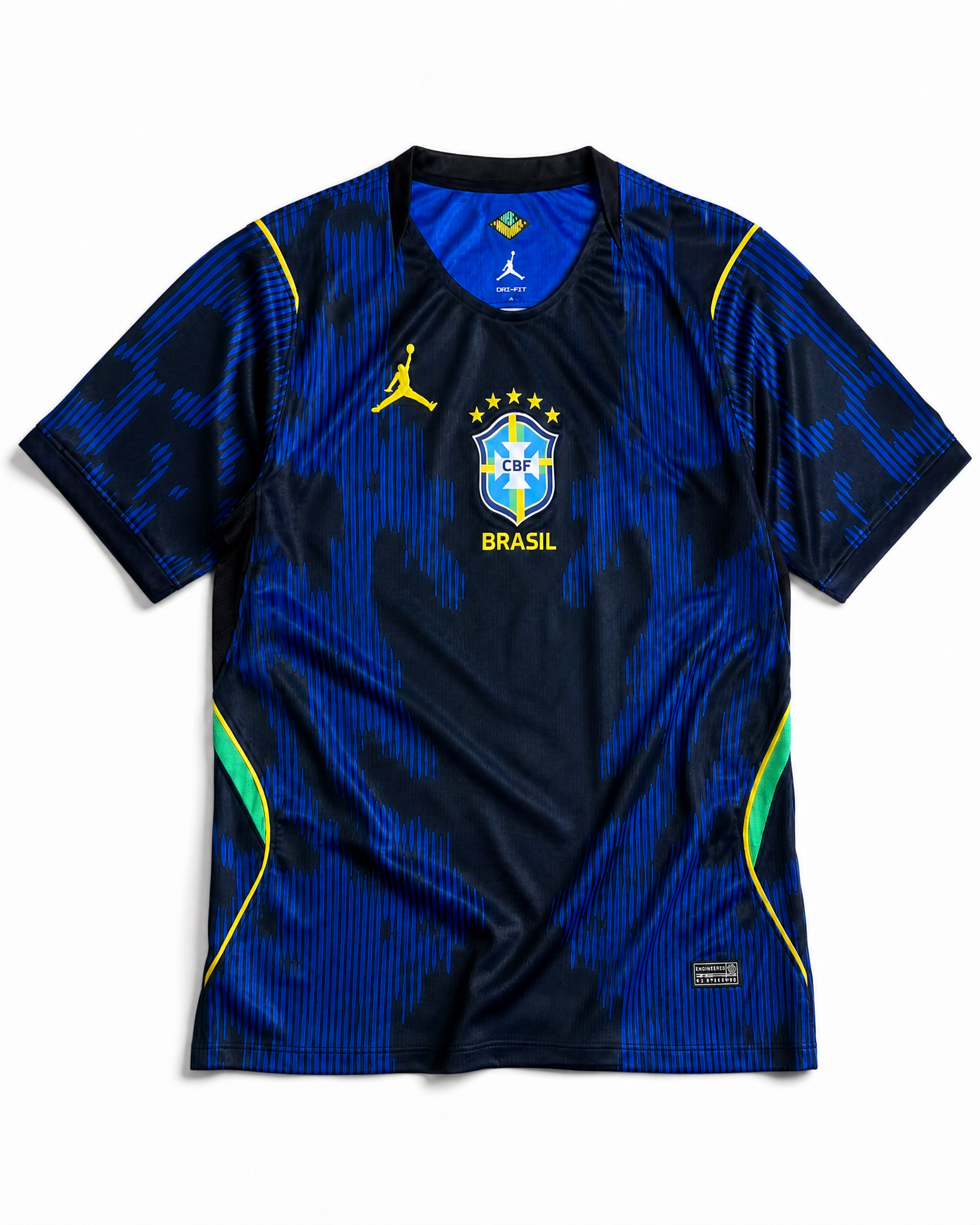 Fronte della maglia away Brasile 2026 blu con grafica astratta all-over, dettagli verde fluo e stemma stellato