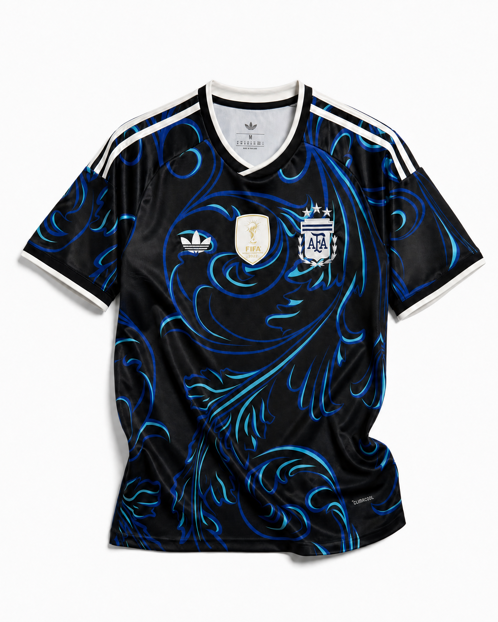 Fronte della maglia away dell'Argentina 2026 blu scuro con pattern astratto all-over e stemma a tre stelle ricamato
