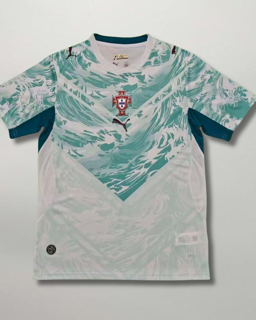 Fronte della maglia away del Portogallo 2026 bianca con pattern grafico azzurro ispirato alle azulejos e stemma centrale
