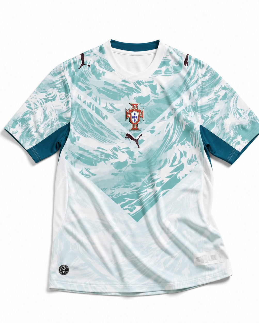 Fronte della maglia away del Portogallo 2026 bianca con pattern grafico azzurro ispirato alle azulejos e stemma centrale