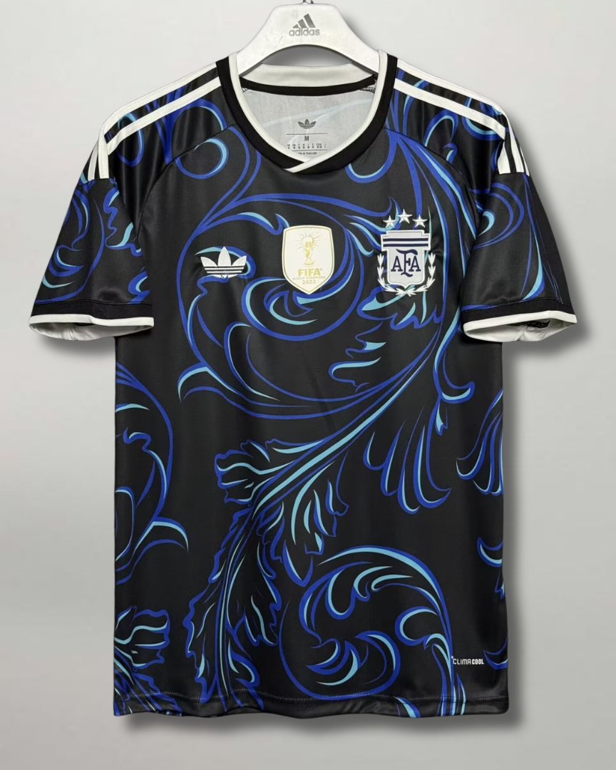 Fronte della maglia away dell'Argentina 2026 blu scuro con pattern astratto all-over e stemma a tre stelle ricamato
