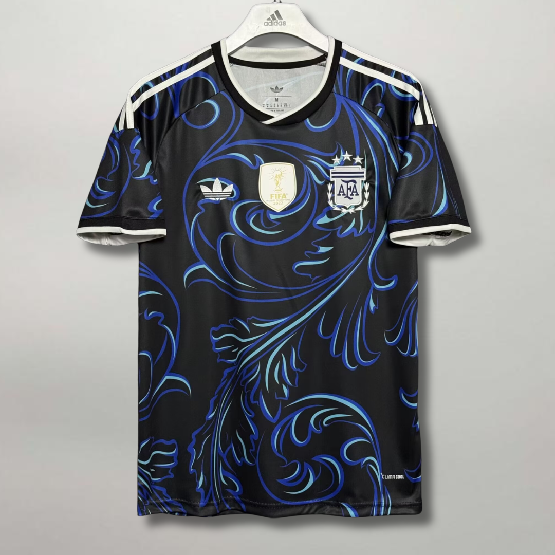 Fronte della maglia away dell'Argentina 2026 blu scuro con pattern astratto all-over e stemma a tre stelle ricamato