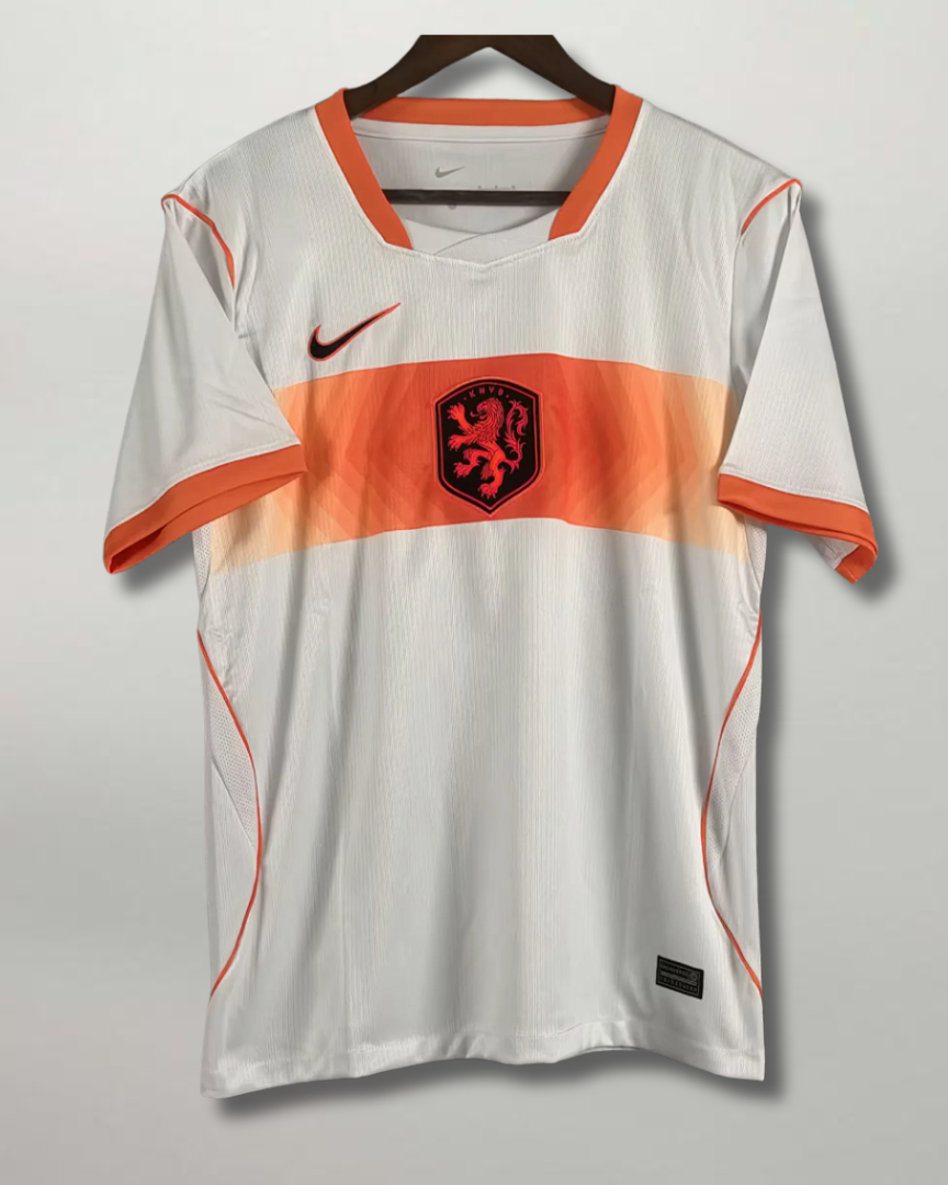 Fronte della maglia away dell'Olanda 2026 chiara con fascia orizzontale arancione sul petto e stemma del leone