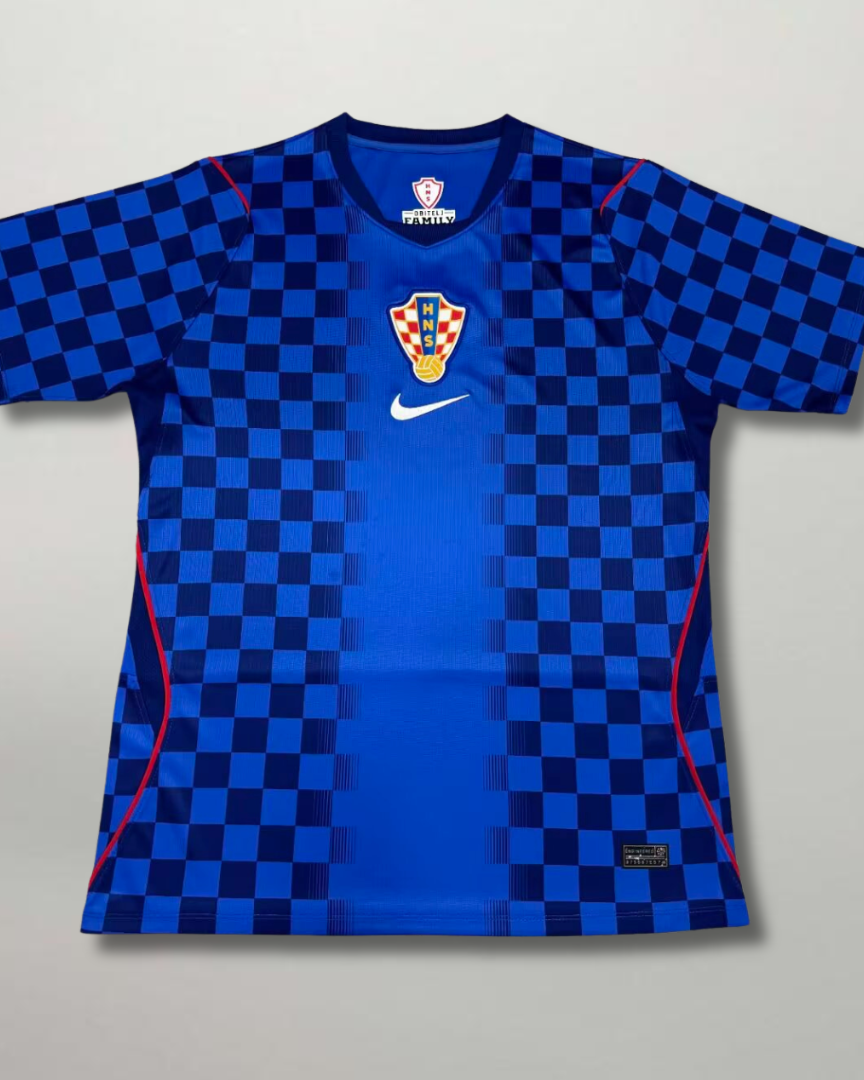 Fronte della maglia away della Croazia 2026 blu scuro con pattern a scacchiera tono su tono e stemma centrale