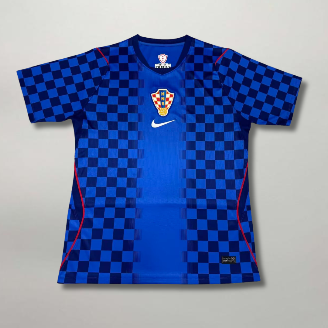 Fronte della maglia away della Croazia 2026 blu scuro con pattern a scacchiera tono su tono e stemma centrale