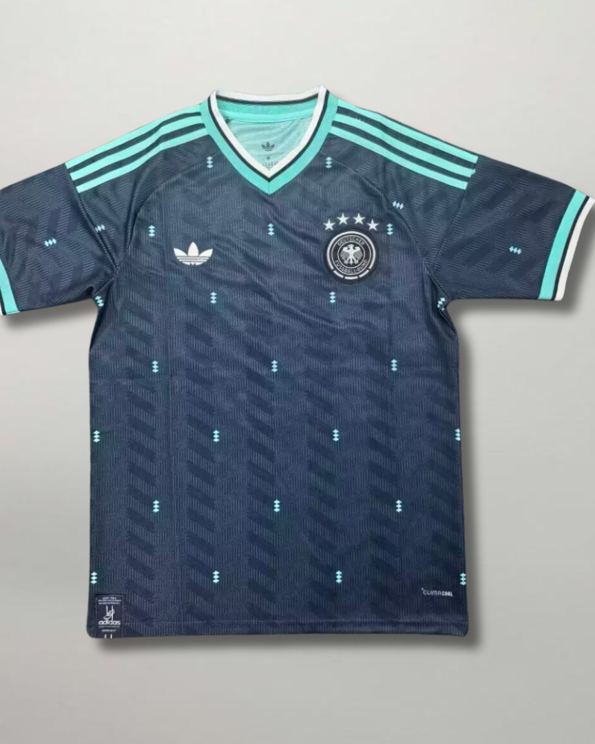 Fronte della maglia away della Germania 2026 verde scuro con dettagli menta sul colletto e stemma ricamato sul petto