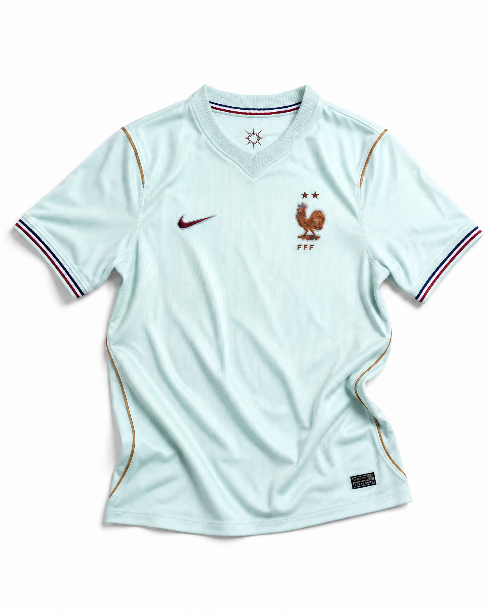 Fronte della maglia bianca away della Francia 2026 con sottili righe verticali sfumate e stemma sul petto