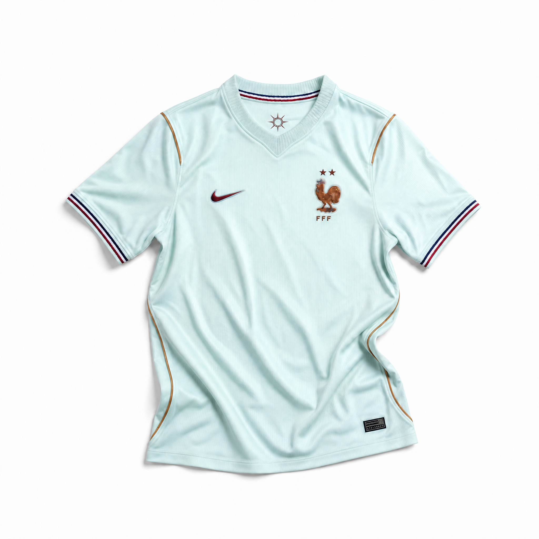 Fronte della maglia bianca away della Francia 2026 con sottili righe verticali sfumate e stemma sul petto