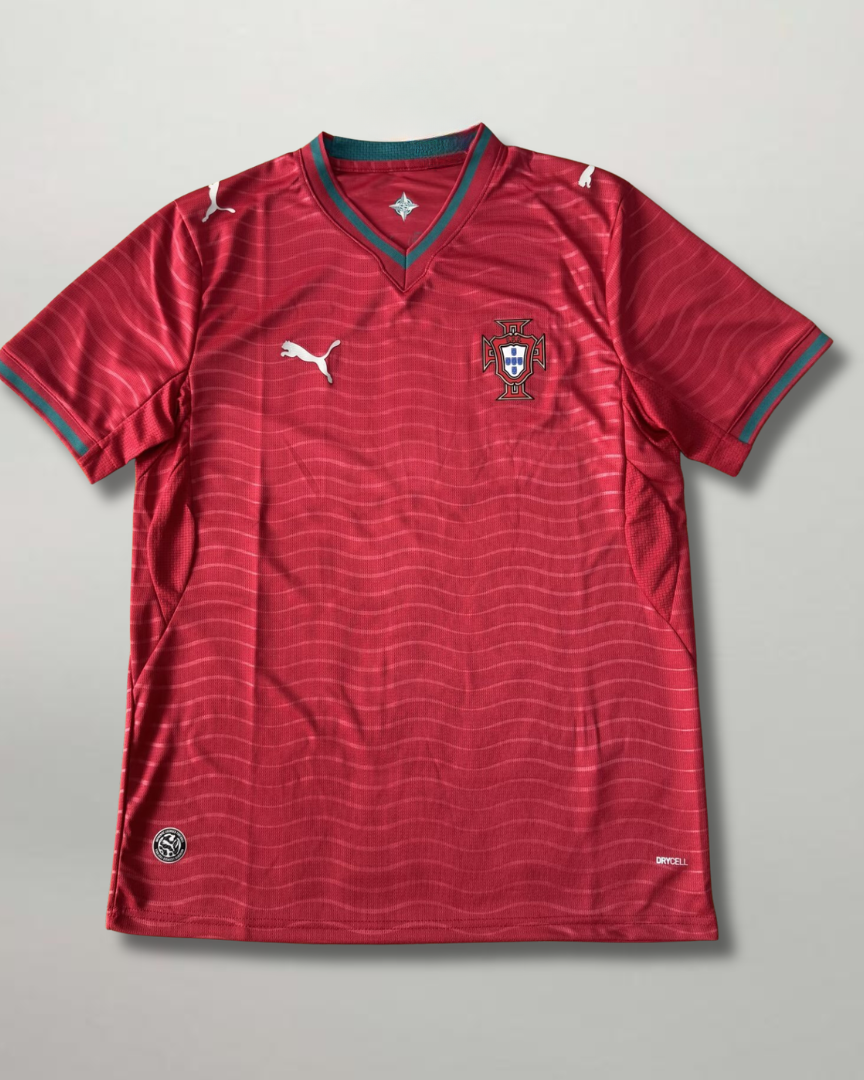 Fronte della maglia home Portogallo 2026 rosso scuro con trama a micro-righe orizzontali e stemma ricamato sul petto
