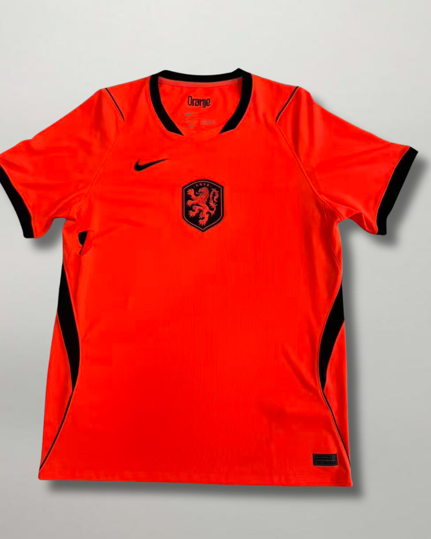 Fronte della maglia home dell'Olanda 2026 arancione brillante con dettagli neri e stemma del leone sul petto