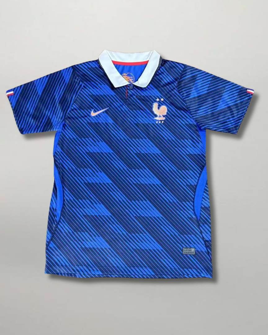 Fronte della maglia home della Francia 2026 blu con trama geometrica e stemma sul petto