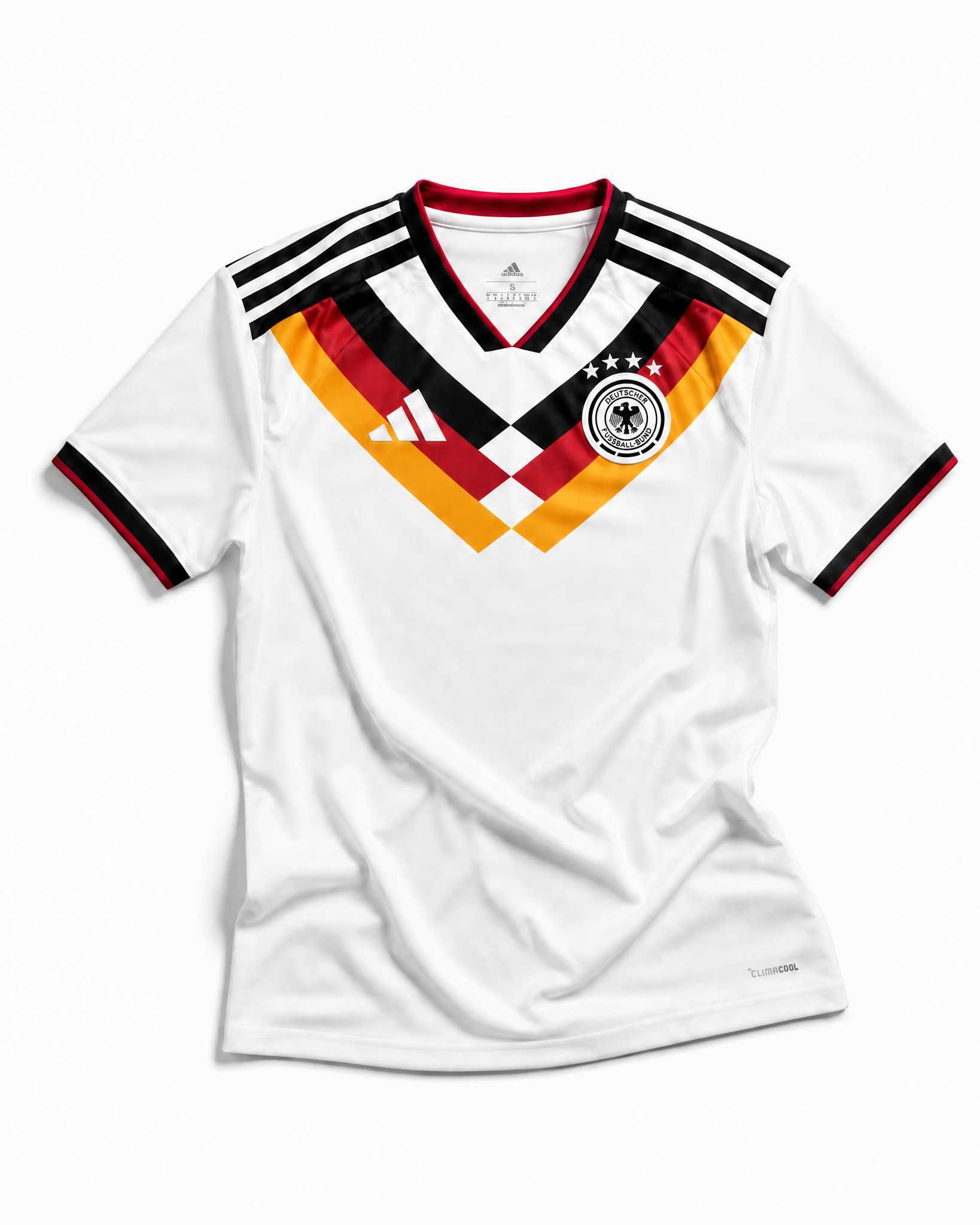 Fronte della maglia home della Germania 2026 bianca con motivo geometrico nero rosso oro sul petto e stemma centrale