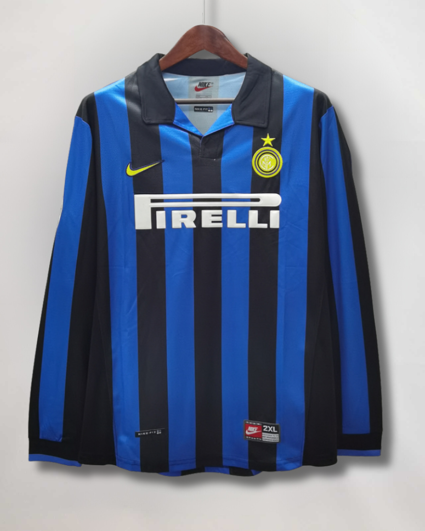 Fronte kit home Inter 1998/99 strisce nerazzurre, colletto a polo e stella dorata.