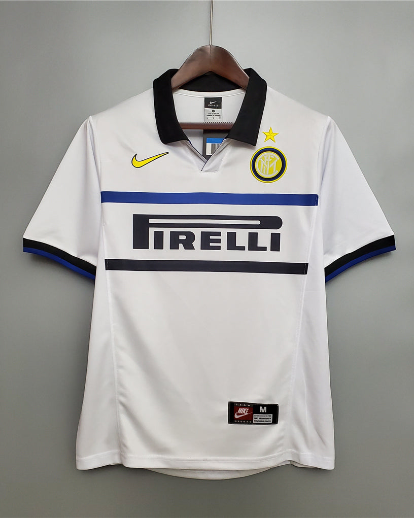 Fronte kit vintage Inter 1998/99 bianco con stemma del club e stella dorata