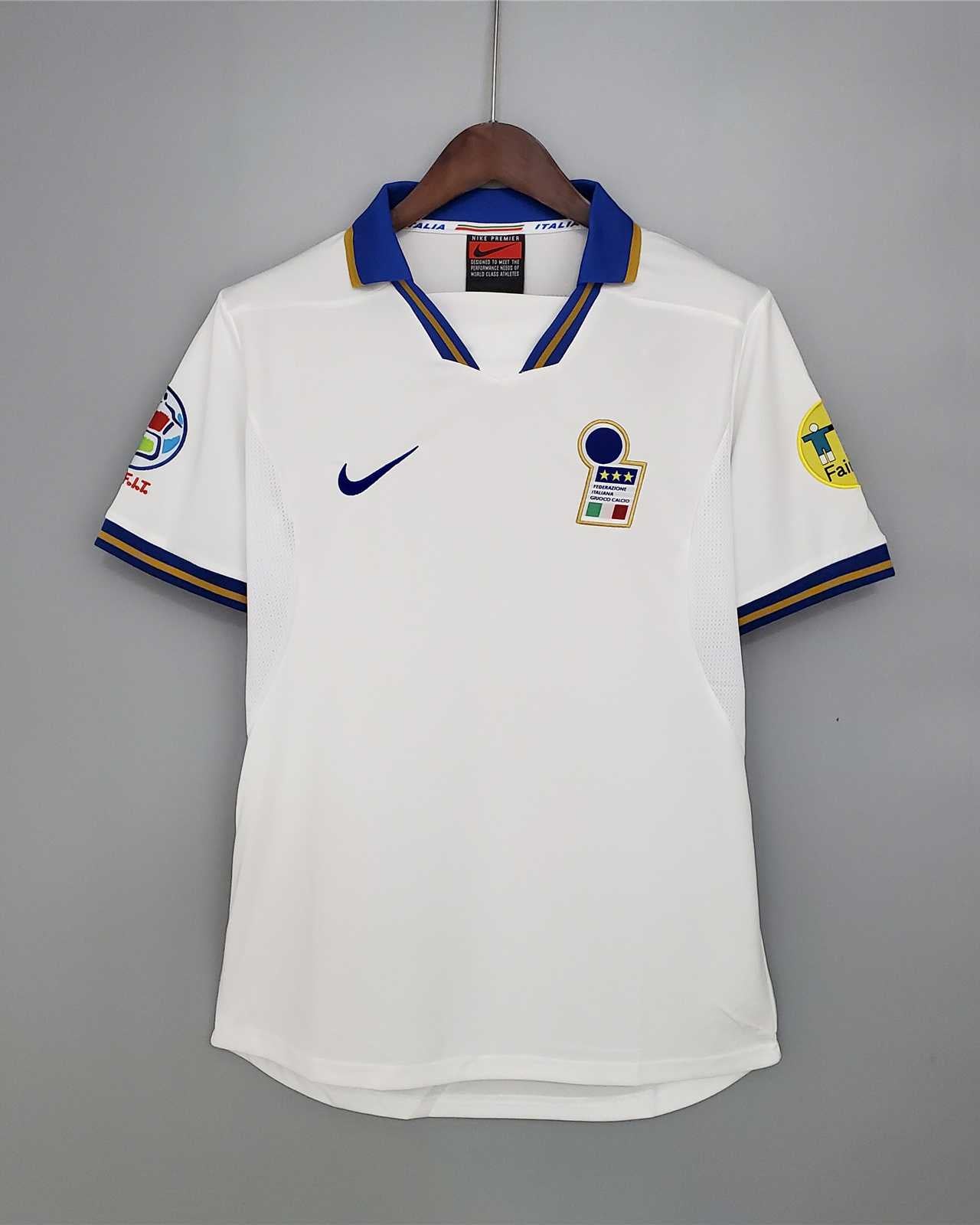 Fronte maglia away Italia 1996 con stemma FIGC e colletto azzurro/oro.