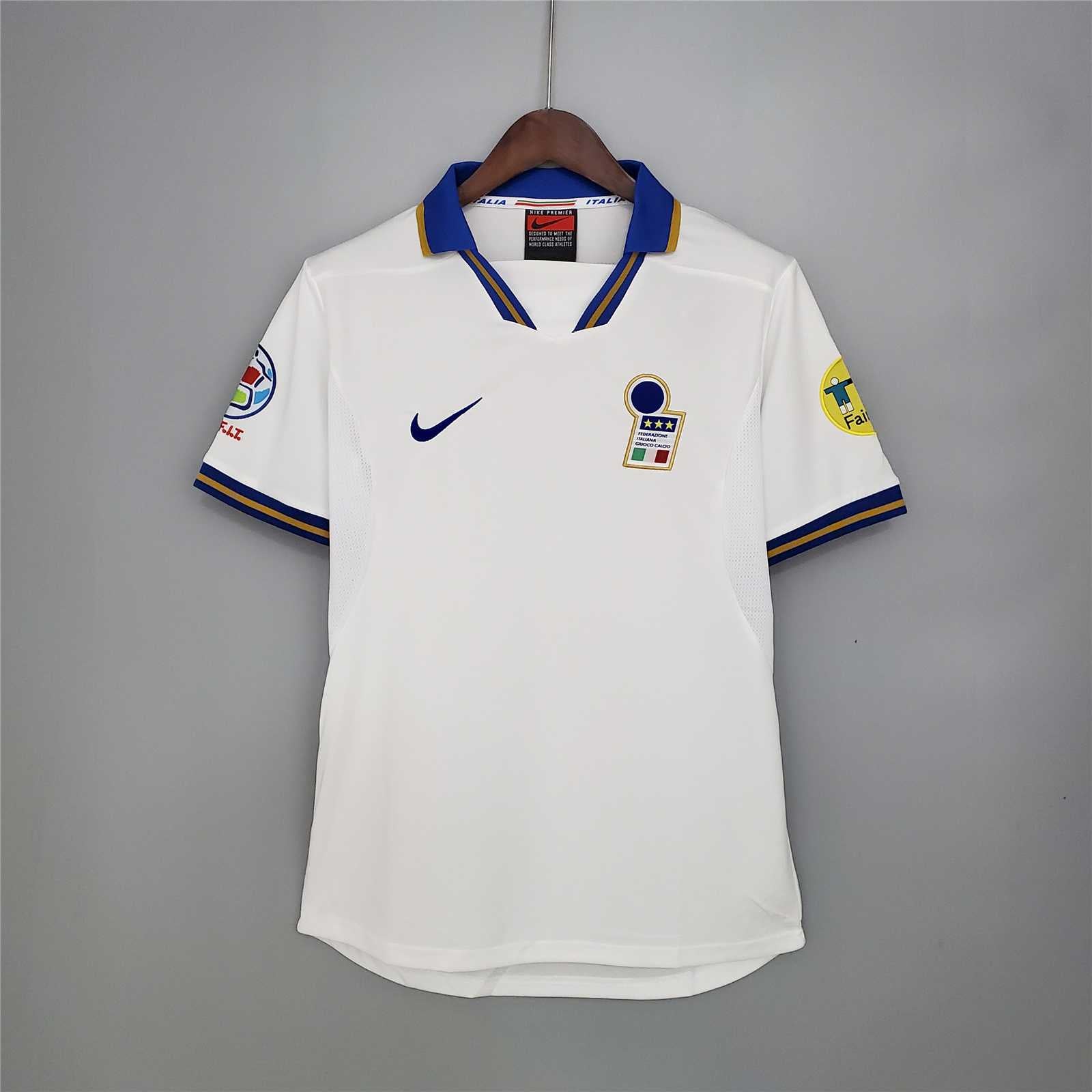 Fronte maglia away Italia 1996 con stemma FIGC e colletto azzurro/oro.