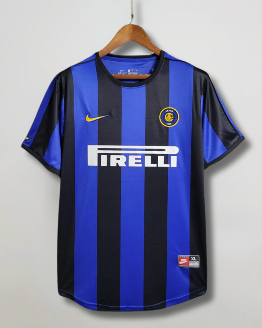 Fronte maglia home Inter 1999/00 con stemma centrale e stella dorata.
