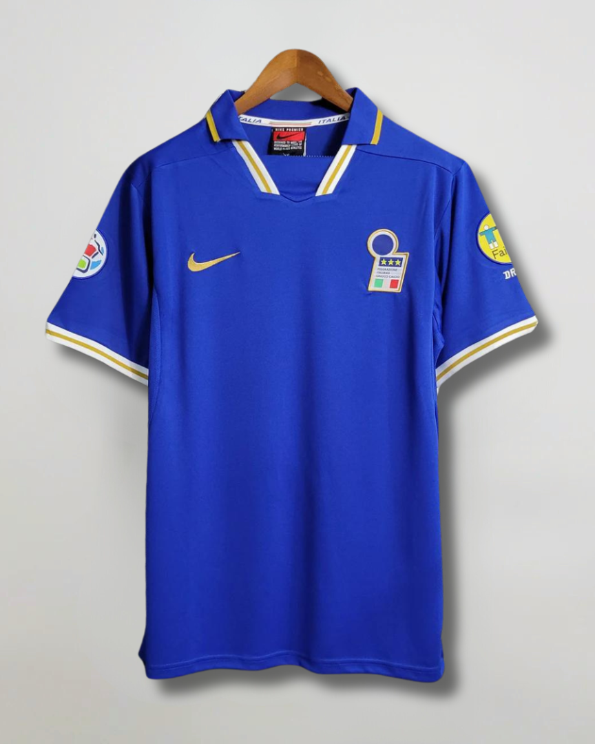 Fronte maglia home Italia 1996/97 con stemma FIGC e colletto blu e oro