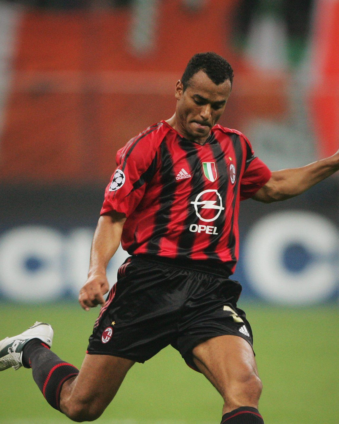 Giocatore Milan stagione 1996/97 con storica maglia home rossonera
