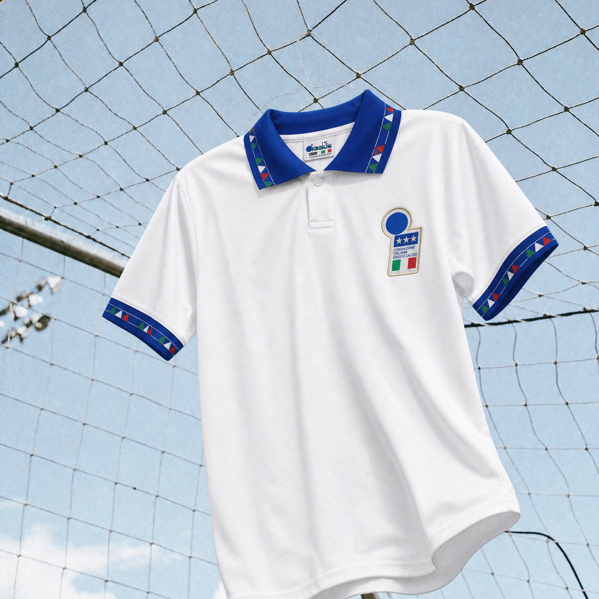 Dettaglio della trama jacquard bianca e del ricamo tricolore Italia 1994.