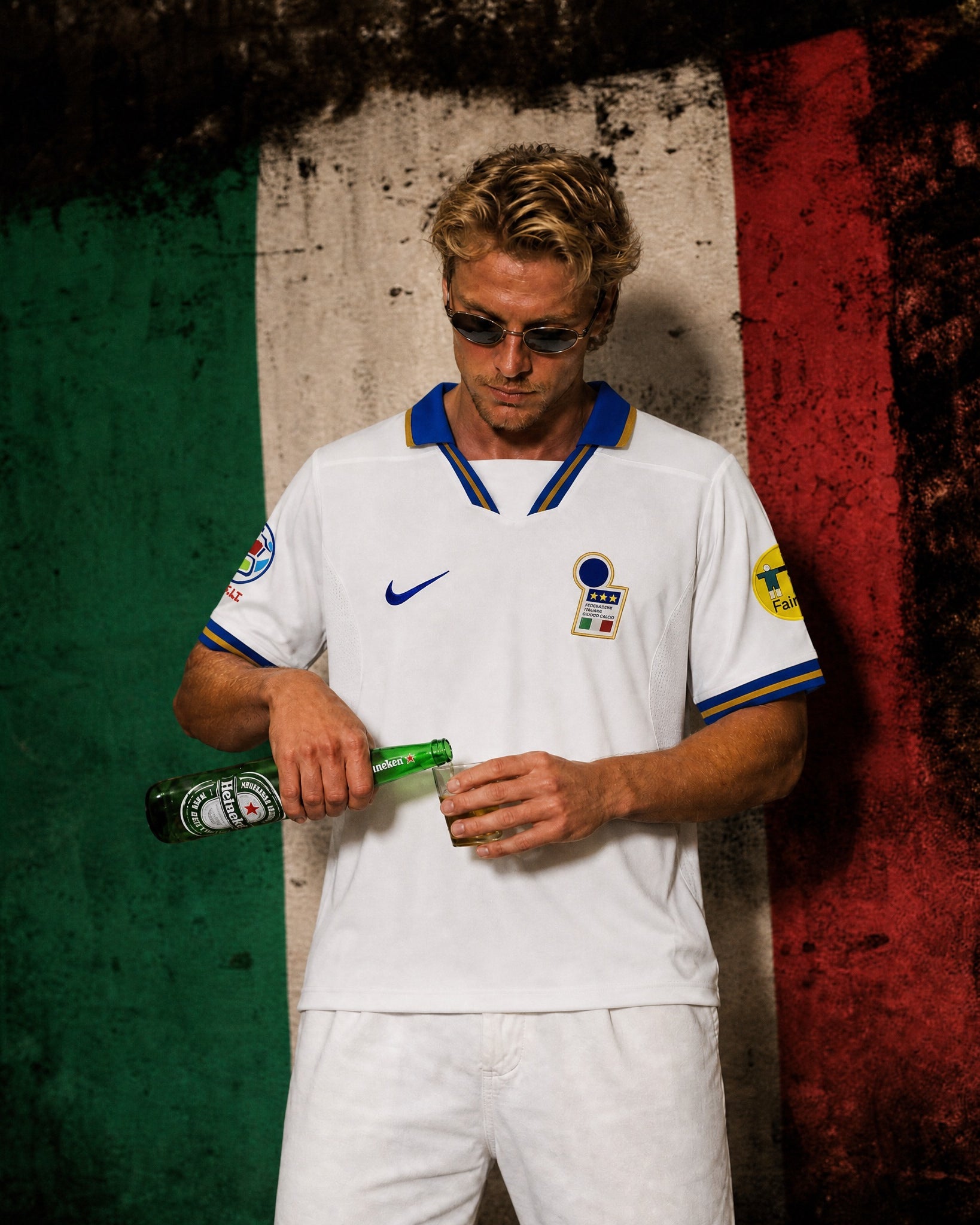 Dettaglio del ricamo fair play dorato sulla manica e stemma Italia 1996.