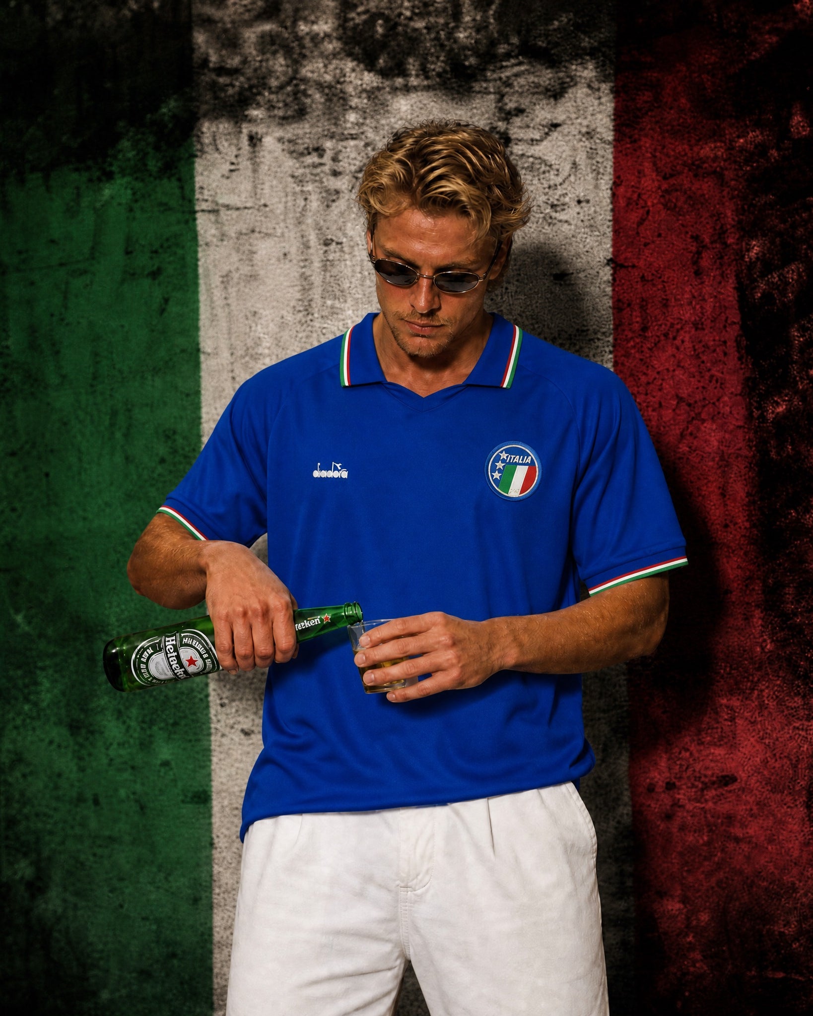 Fronte maglia home Italia 1990 con colletto a polo tricolore e stemma FIGC.