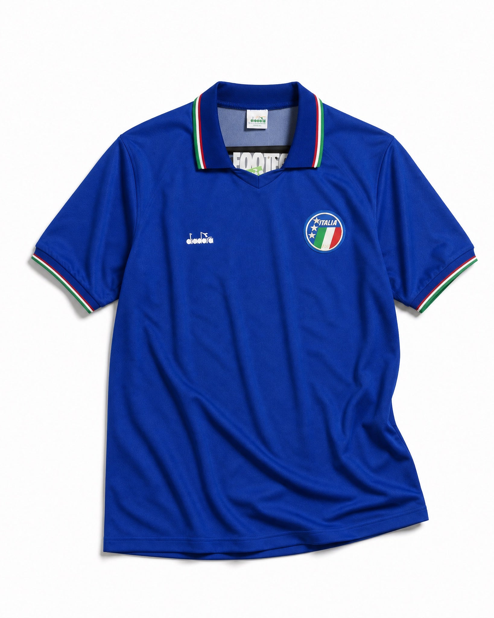Fronte maglia home Italia 1990 con colletto a polo tricolore e stemma FIGC.
