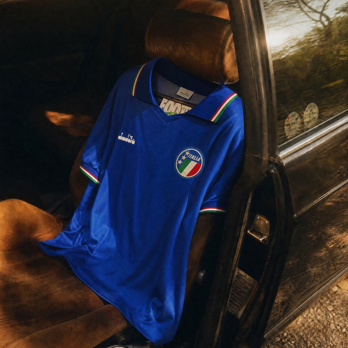 Fronte maglia home Italia 1990 con colletto a polo tricolore e stemma FIGC.