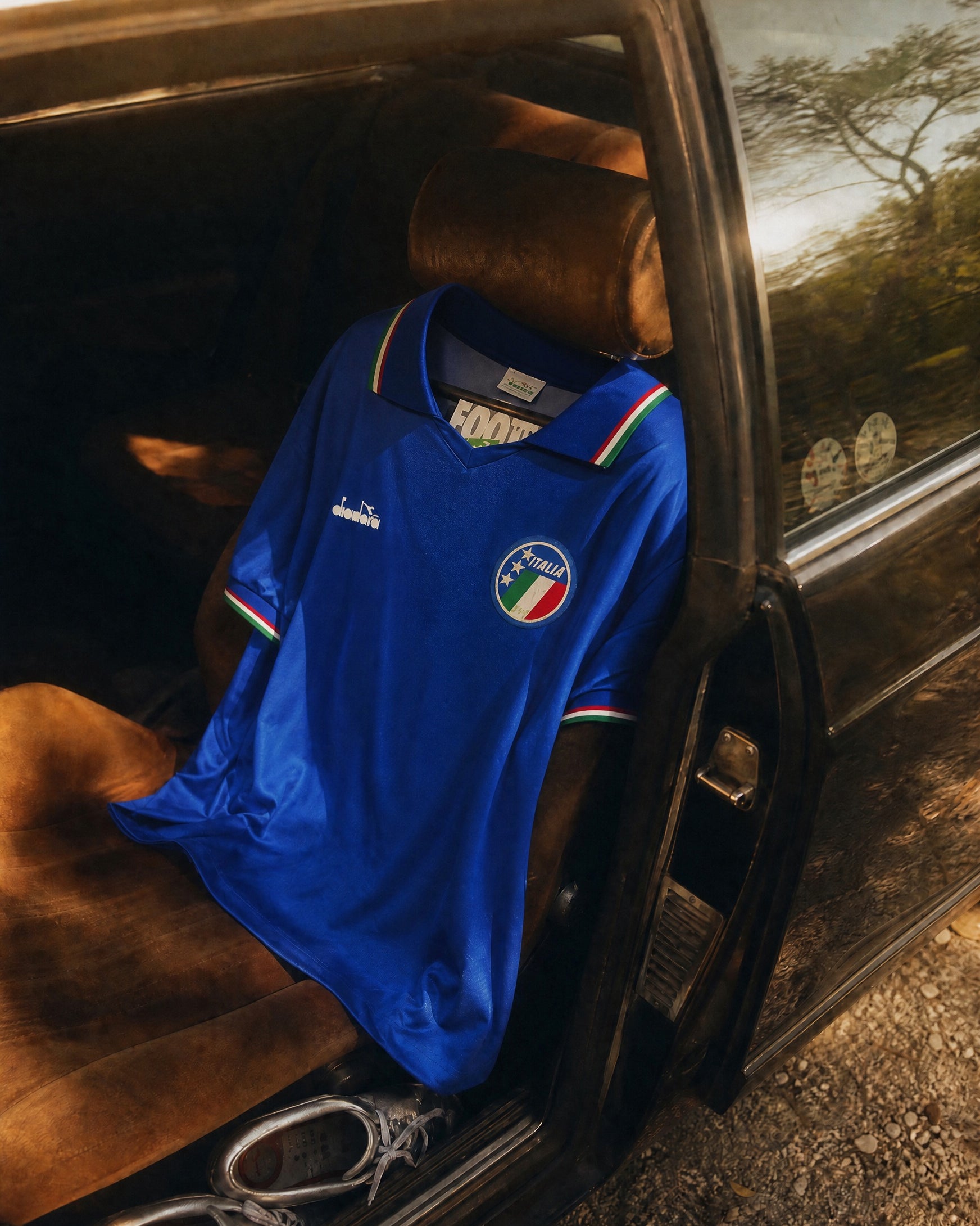 Fronte maglia home Italia 1990 con colletto a polo tricolore e stemma FIGC.