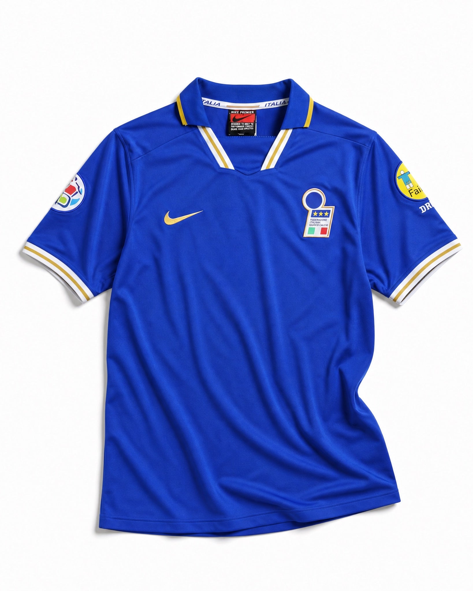 Fronte maglia home Italia 1996/97 con stemma FIGC e colletto blu e oro