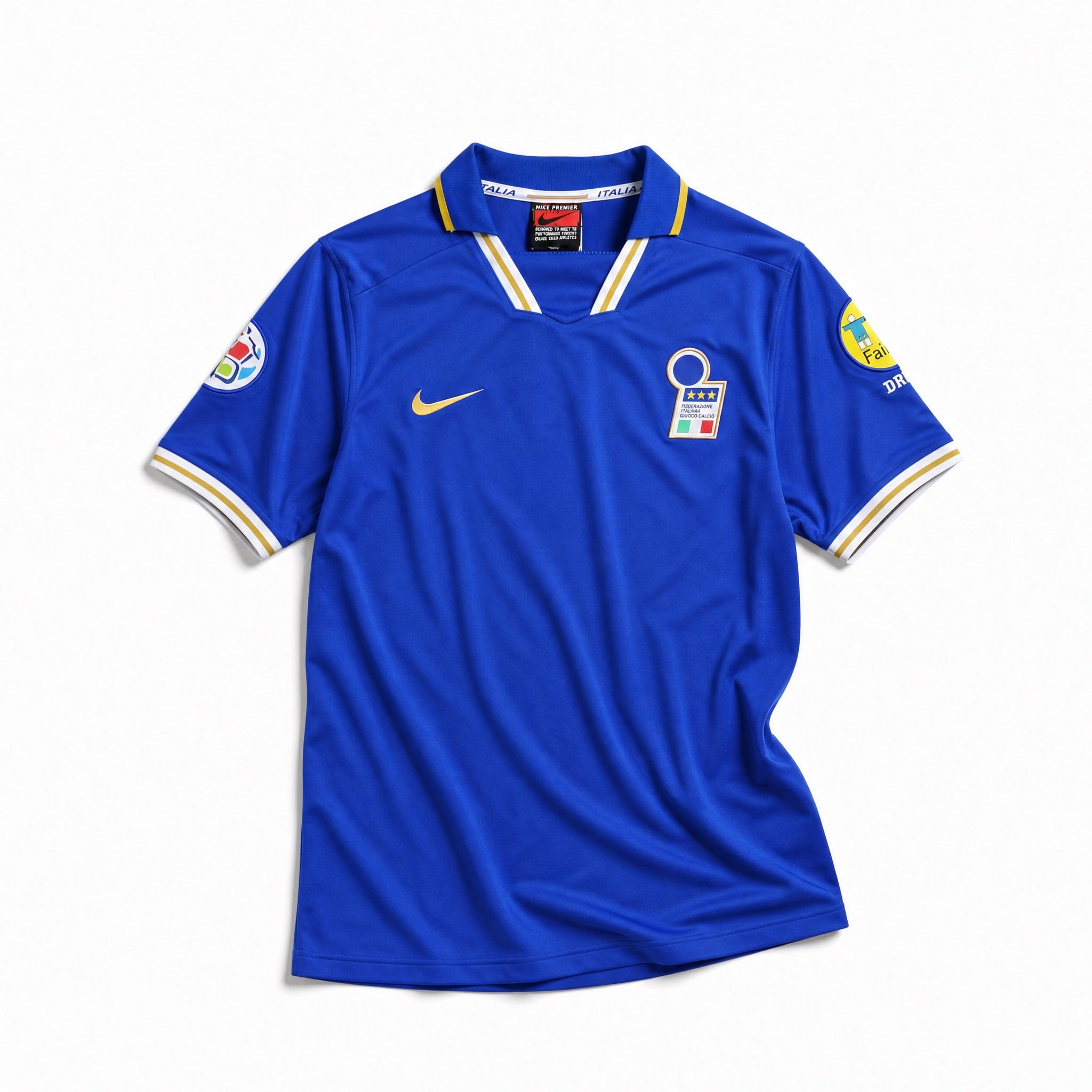 Fronte maglia home Italia 1996/97 con stemma FIGC e colletto blu e oro