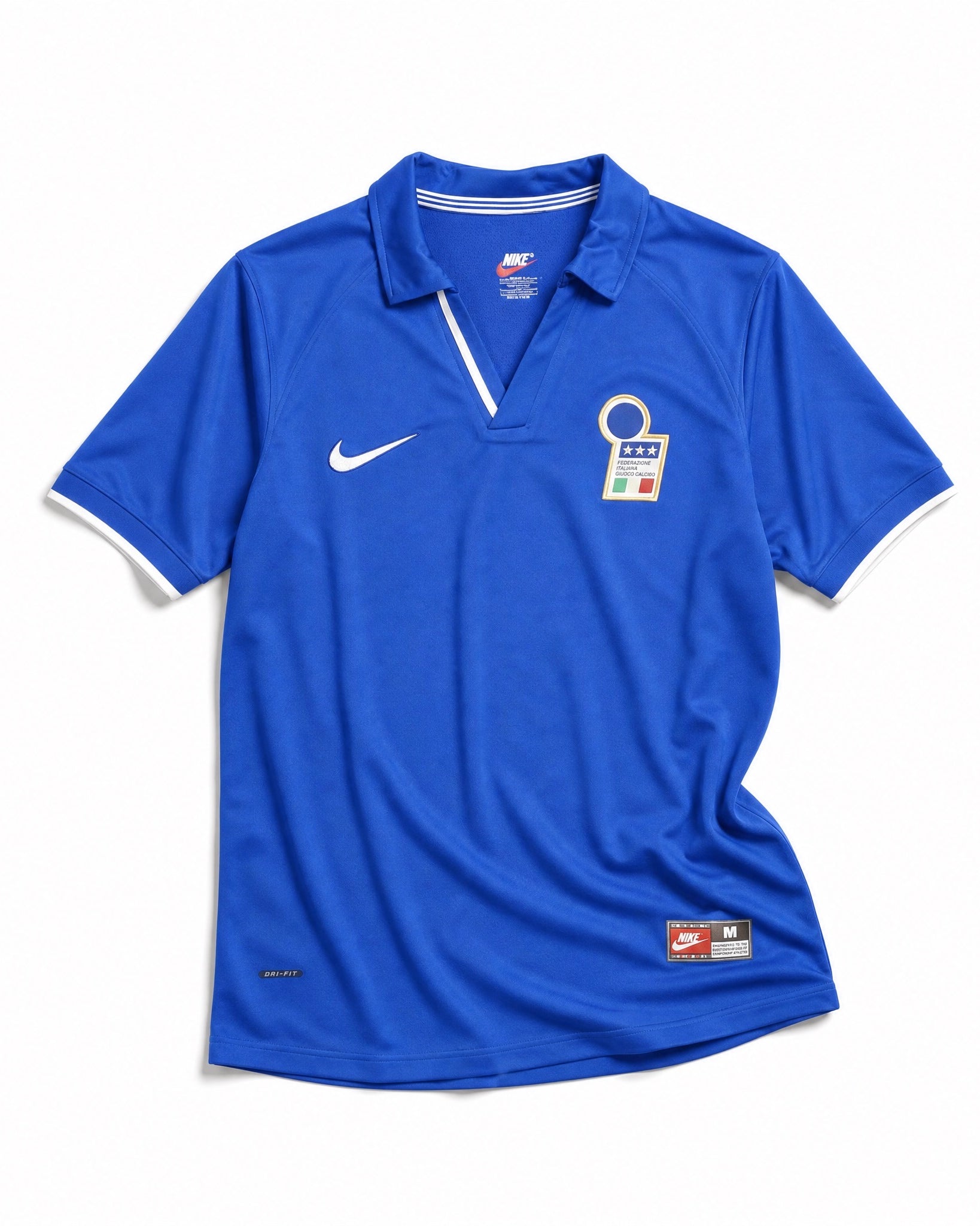 Roberto Baggio esulta dopo il gol contro il Cile a Francia '98 con la maglia azzurra.