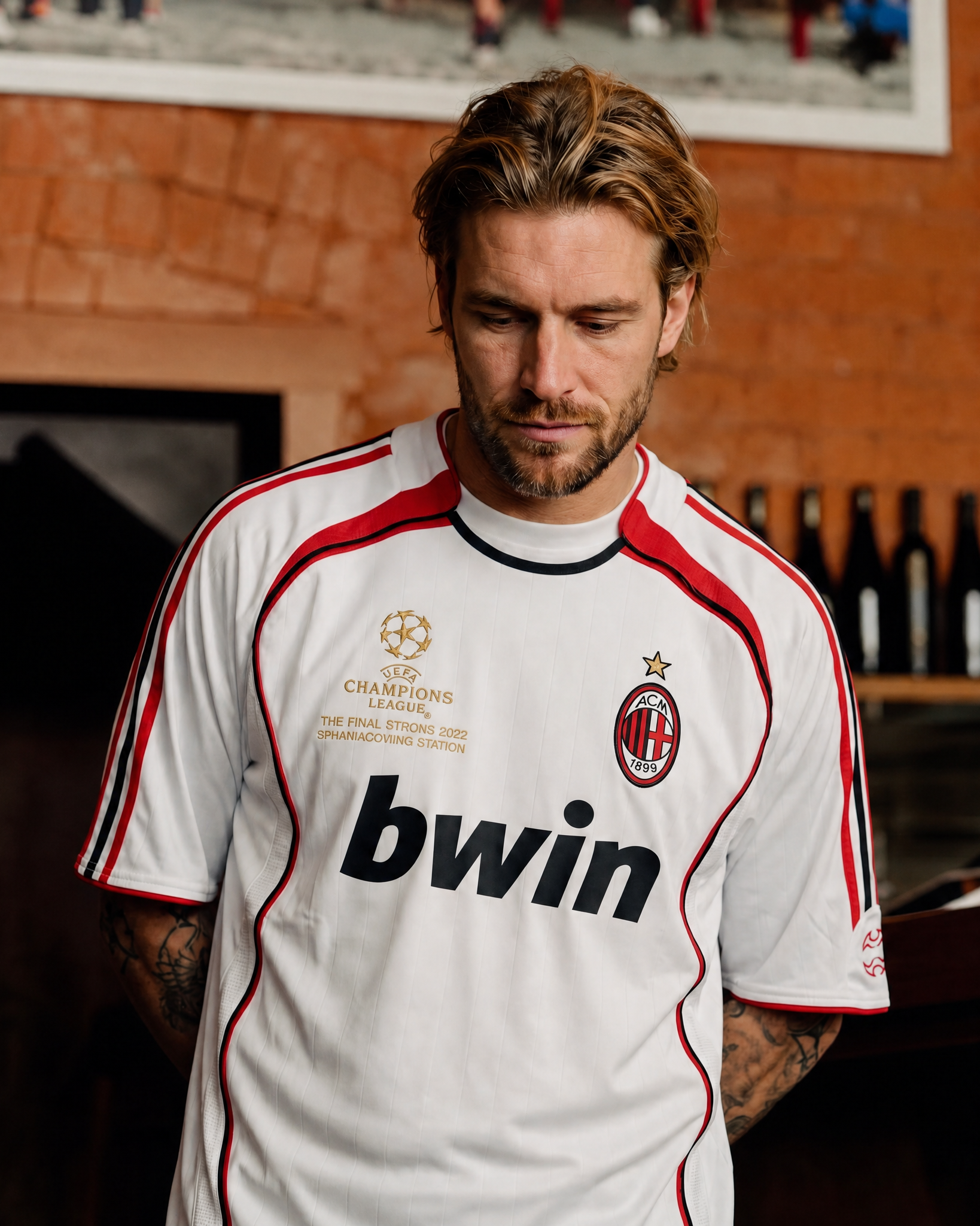 Kaká con maglia Milan 2006/07 mentre solleva la coppa Champions League