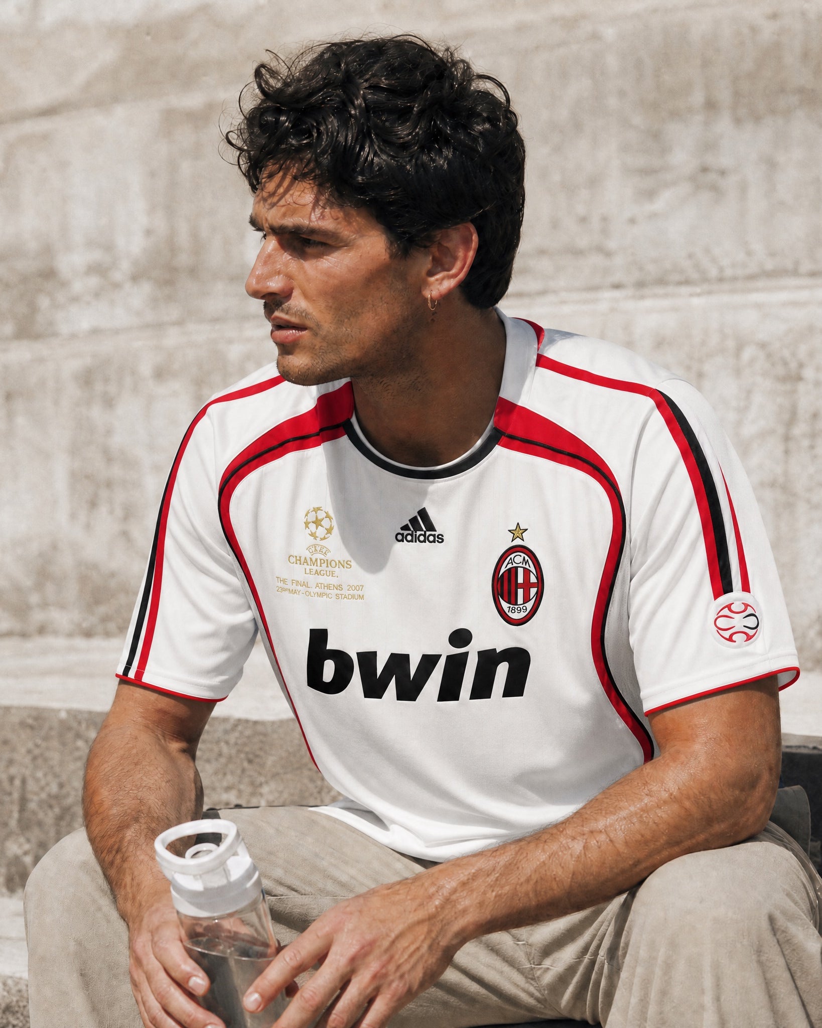 Kaká con maglia Milan 2006/07 mentre solleva la coppa Champions League