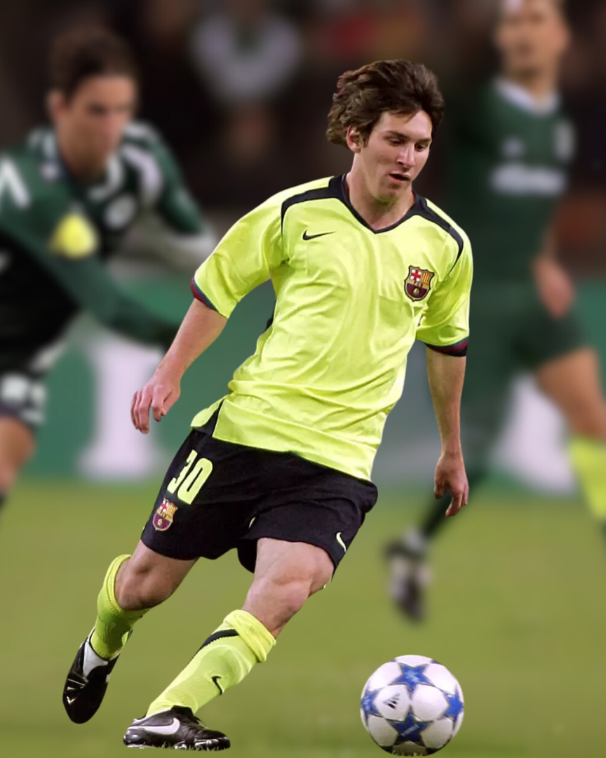 Lionel Messi Barcellona 2005/06 azione in campo con maglia away gialla